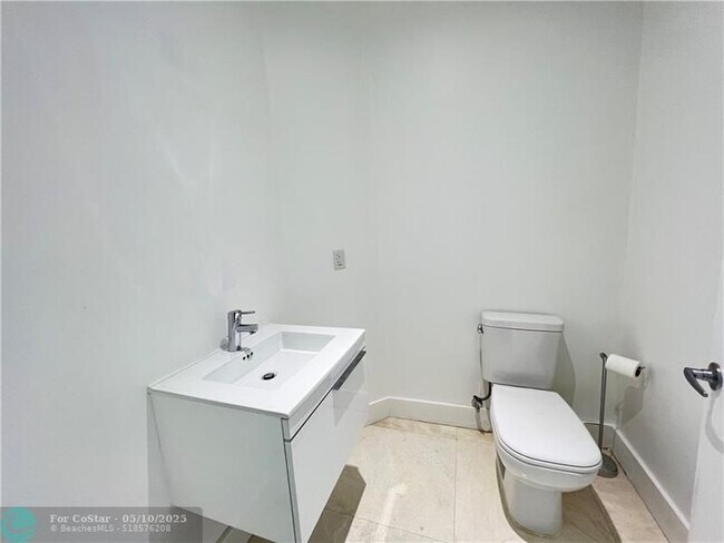 Building Photo - 17301 Biscayne Blvd