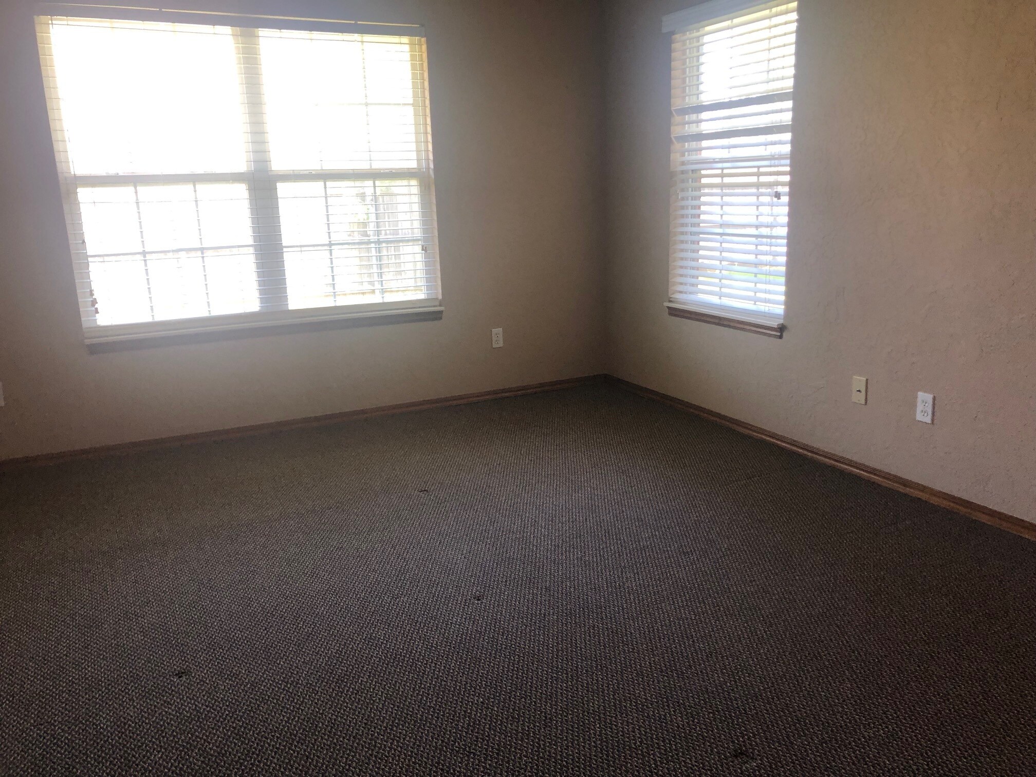 Building Photo - 3604 Kensington Dr