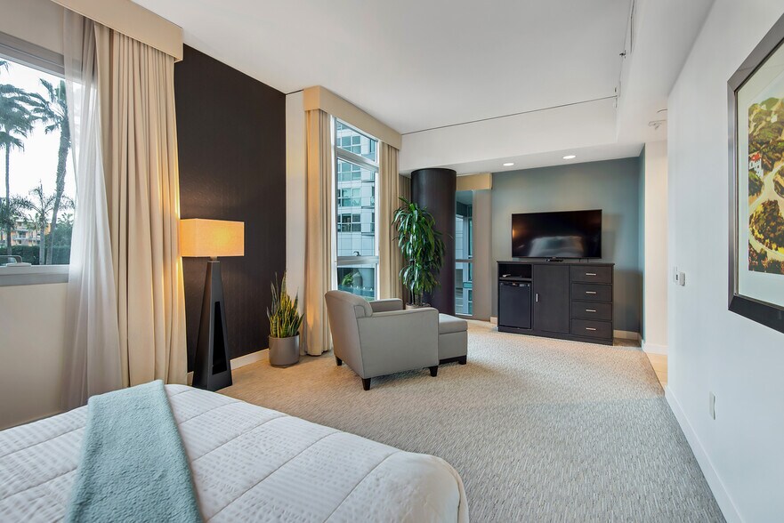 Building Photo - 13650 marina pointe Dr