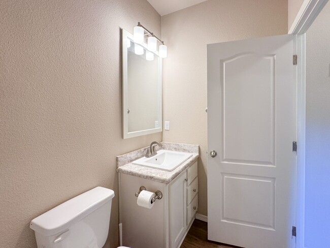 Building Photo - Charming 3-Bedroom Home in Quiet Gig Harbo...