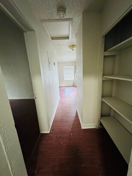 Building Photo - 881 Bridier St