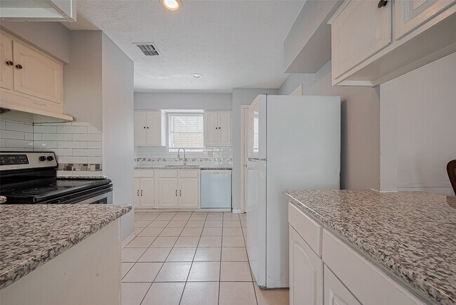 Building Photo - 9403 Vickijohn Dr
