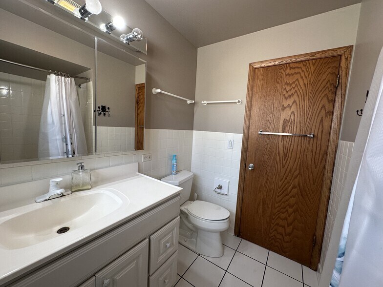 Bathroom - 1336 N Northwest Hwy