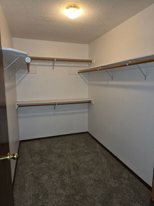 Building Photo - Spacious 4 bedroom 3.5 Bath Home for Rent ...