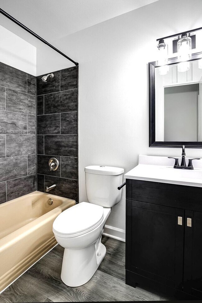 Building Photo - Top-Floor 2-Bedroom Apartment with Vaulted Ceilings!