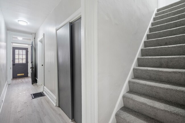 Building Photo - 3 bedroom 2 bath - newly updated, central air, GREAT LOCATION