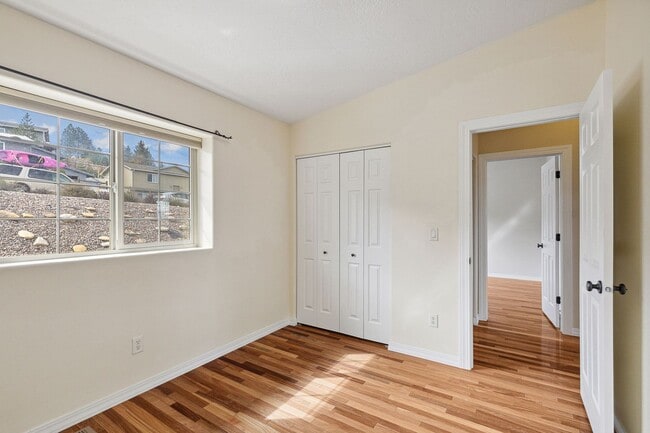 Building Photo - Spacious Sun-filled 3 bed 2.5 Bath Townhouse