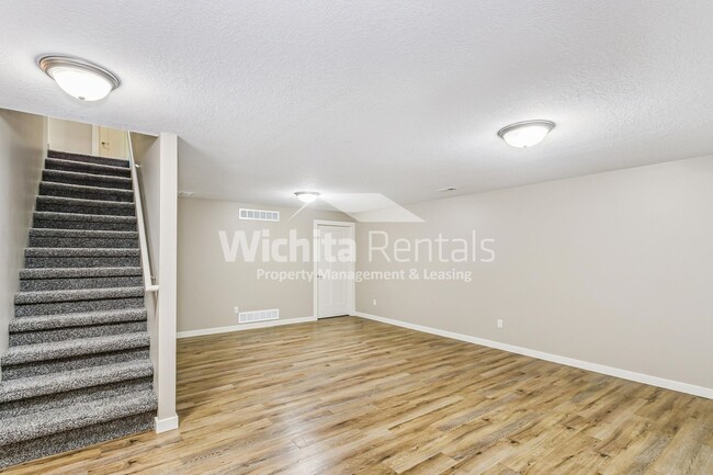 Building Photo - Large 4 bedroom 3 bathroom duplex