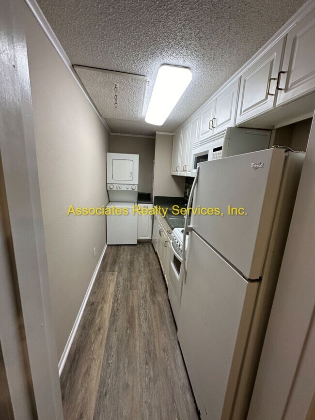 Building Photo - Attention Students! 1 bedroom- Near Shands & UF!  Look!