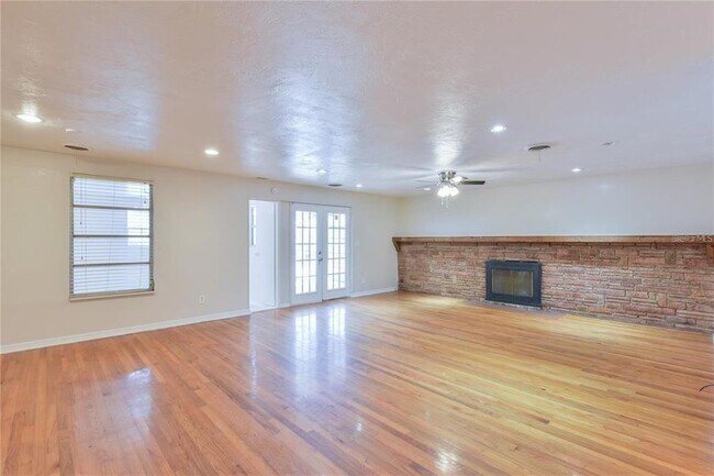 Building Photo - 1828 SE Lake Weir Ave