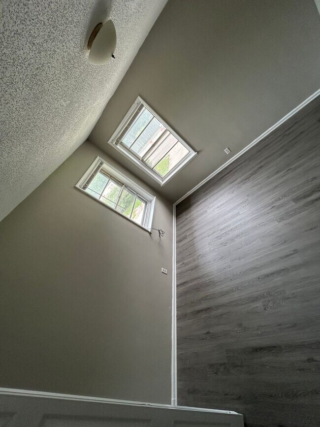 Building Photo - $875 Potter House Apartments: Directly adjacent to BSU and IU Health Ball Memorial Hospital.