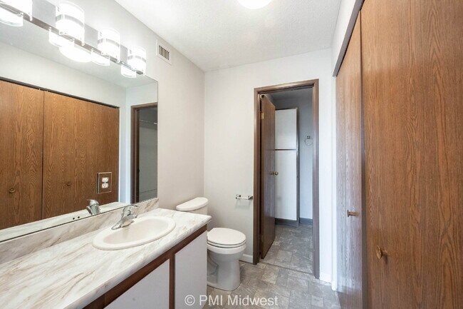 Building Photo - "Charming 2-Bed Oasis with 1.5 Baths in Sh...