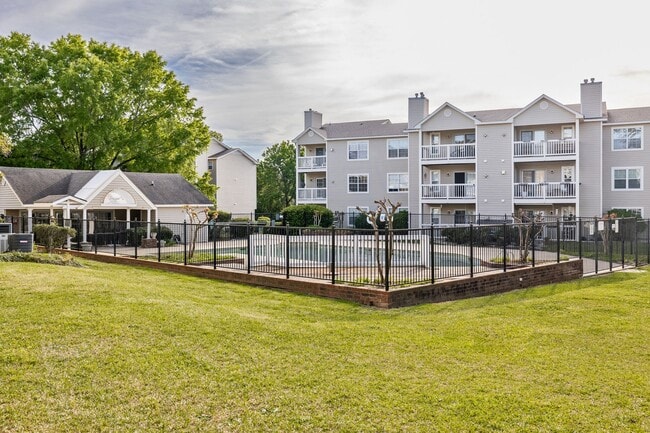 Building Photo - Furnished or Unfurnished Top Floor Condo