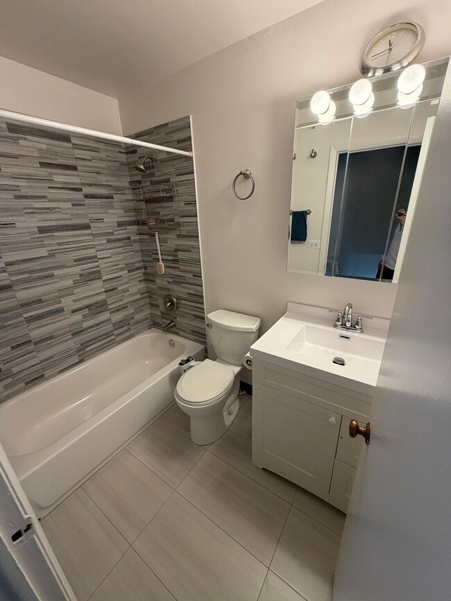 Building Photo - 1152 Cove Dr