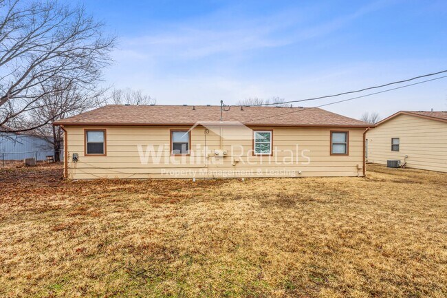 Building Photo - 3 bedroom 2 bath duplex in Derby