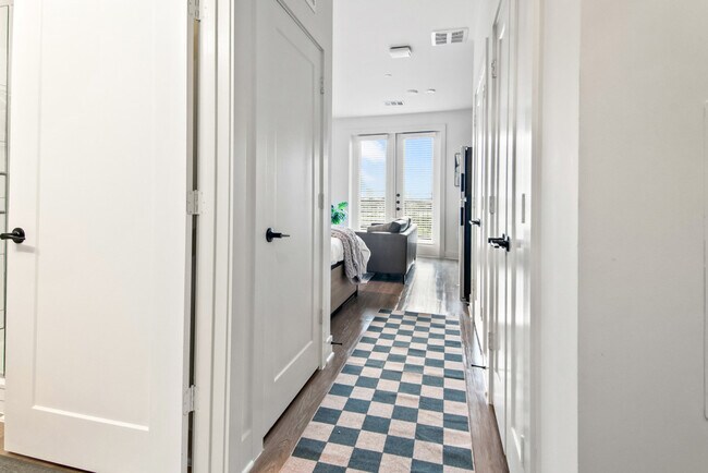 Building Photo - 714 Richmond Ave.