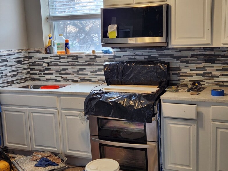 Updated kitchen all new stainless appliances - 8434 S Cregier Ave