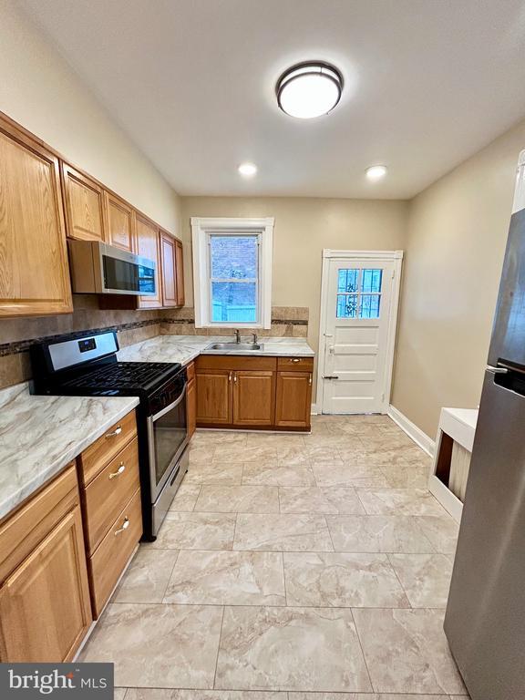 Building Photo - 306 Lindley Ave