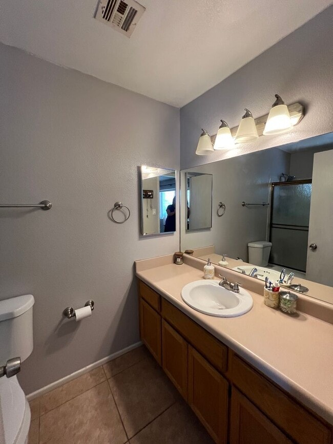 Building Photo - 4 BEDROOM HOME CLOSE TO SCHOOLS!