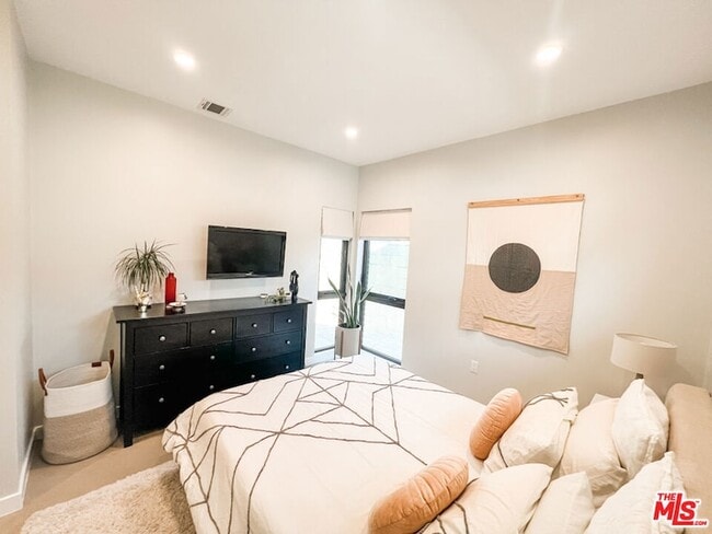 Building Photo - 3836 1/2 Seneca Avenue Unit