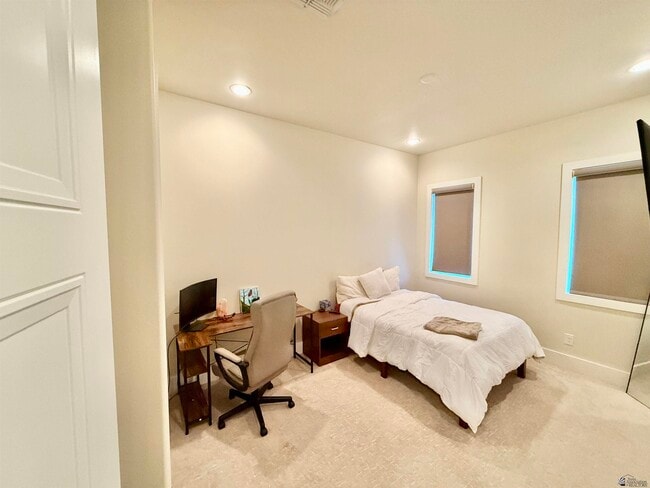 Building Photo - 1330 W Ridgeview Dr