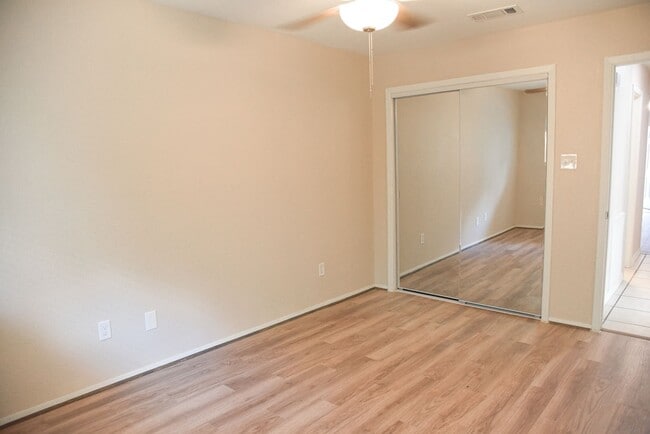 Building Photo - 305 Amherst Ct