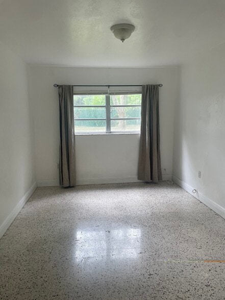 Badroom- - 665 NE 83rd Ter