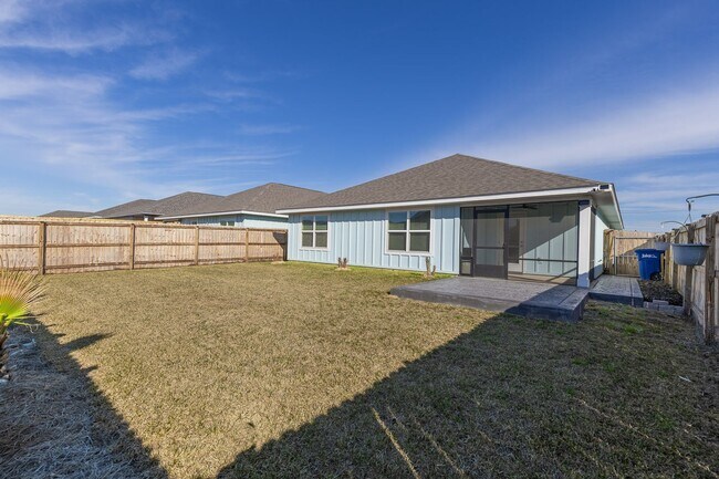 Building Photo - 1 Month FREE with 13 month lease!!!!     4 Bedroom 2 Bath Home in Roberts Cove Community in Foley