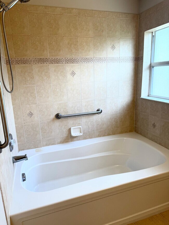 Building Photo - 549 SW Prater Ave