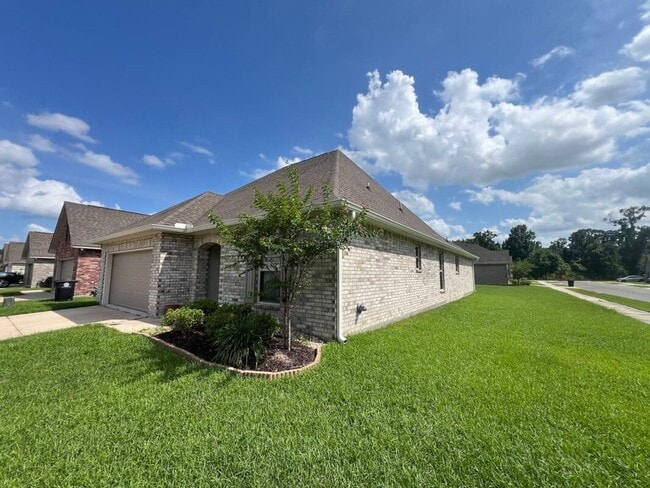 Building Photo - Trendy, 3 bedroom, 2 bath home in coveted Kenilworth Crossing Community near LSU