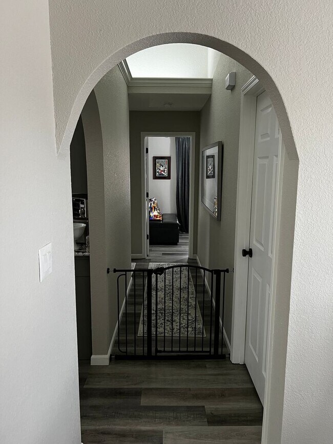 Building Photo - beautiful updated large home