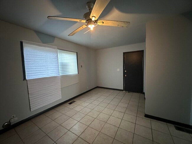 Building Photo - 802 Knollcrest-