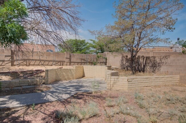 Building Photo - Amazing 3 Bedroom in Central Rio Rancho!
