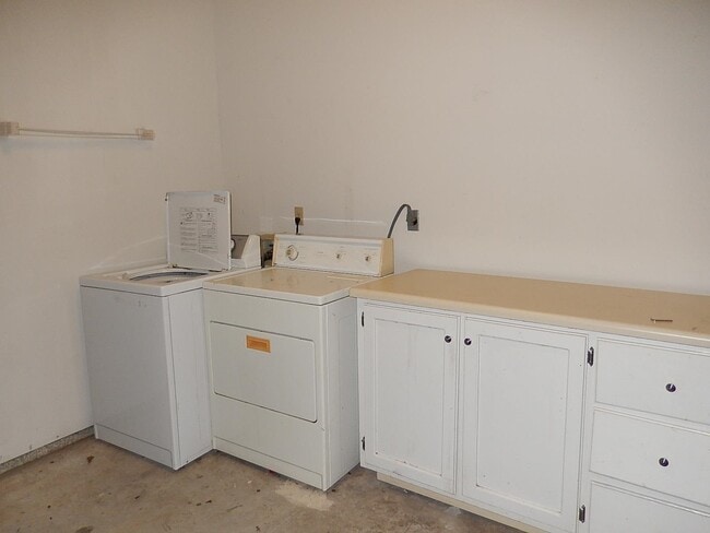 Building Photo - 3195 Huttersfield Cir