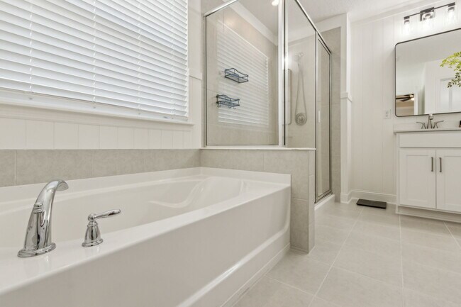 Building Photo - 579 Meadow Creek Dr