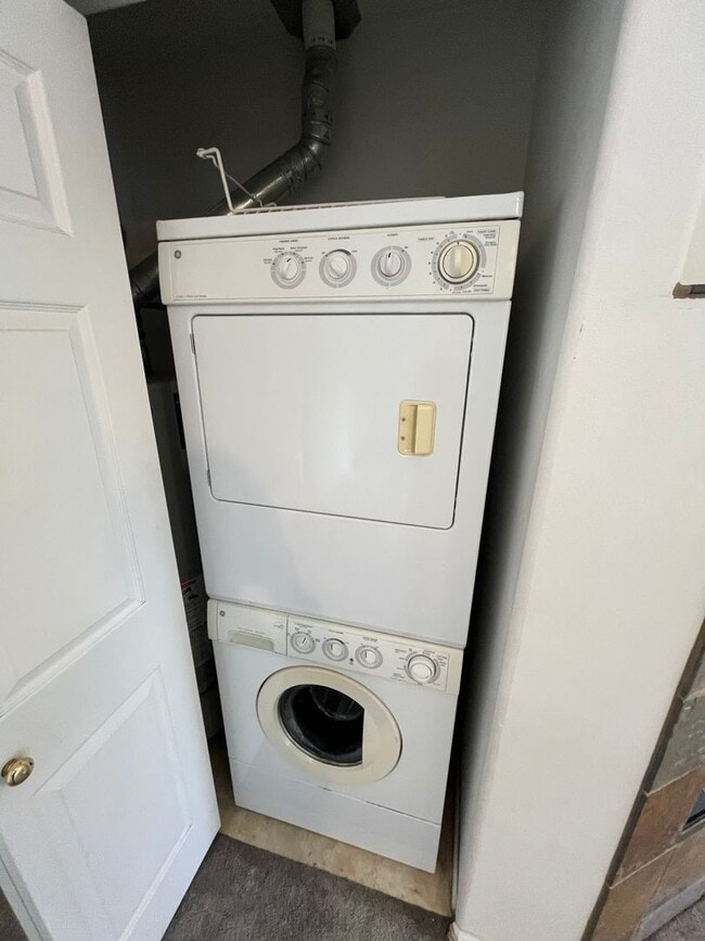 Building Photo - Spacious 1 Bed/1 Bath with Attached Garage - NW Bend