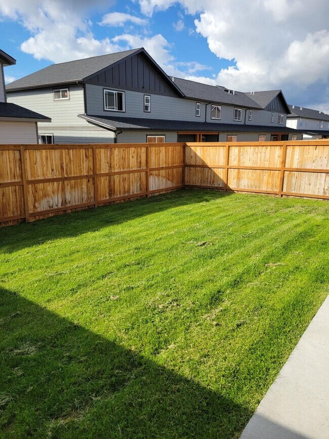 Building Photo - 3 Bedroom 2 1/2 Bathroom Townhouse- NEWLY BUILT-