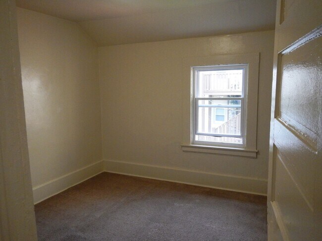 Building Photo - AVAILABLE 6/1/26 - House for Rent Near Sho...