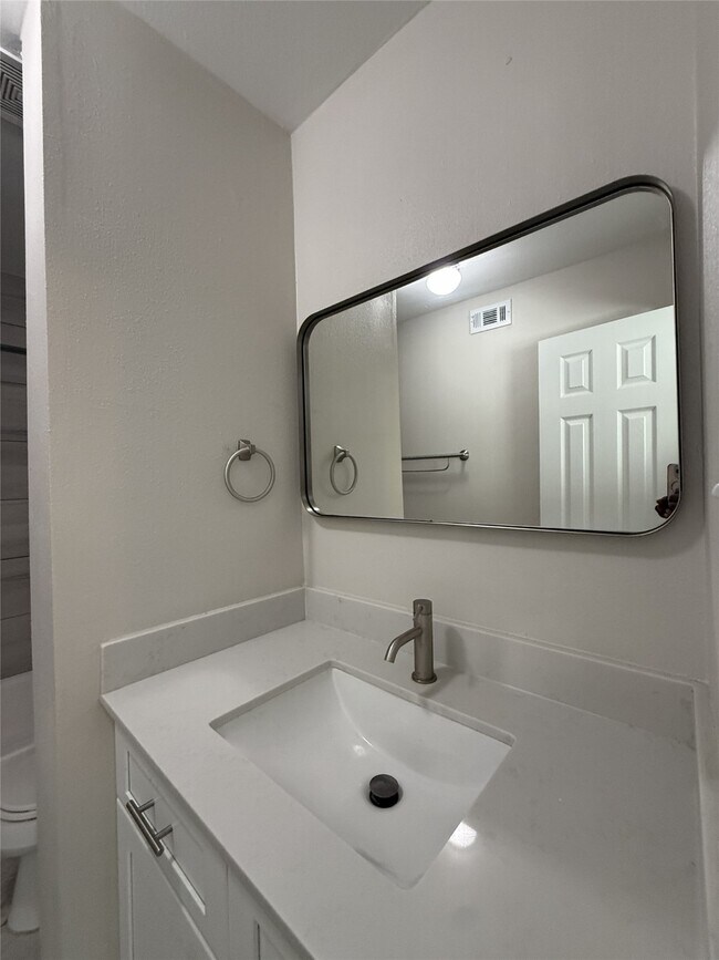 Building Photo - 1824 Thonig Rd