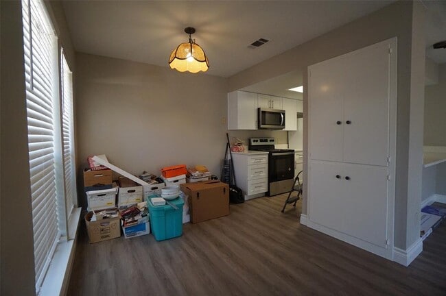 Building Photo - 9100 Mountain Ridge Dr