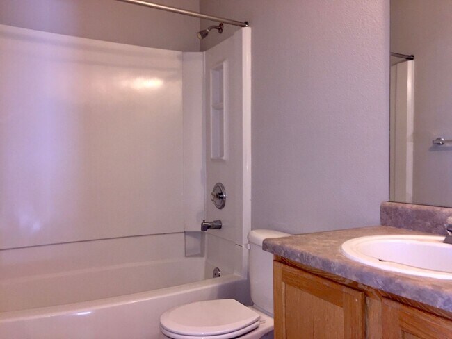 Building Photo - Spacious 4 Bedroom Home