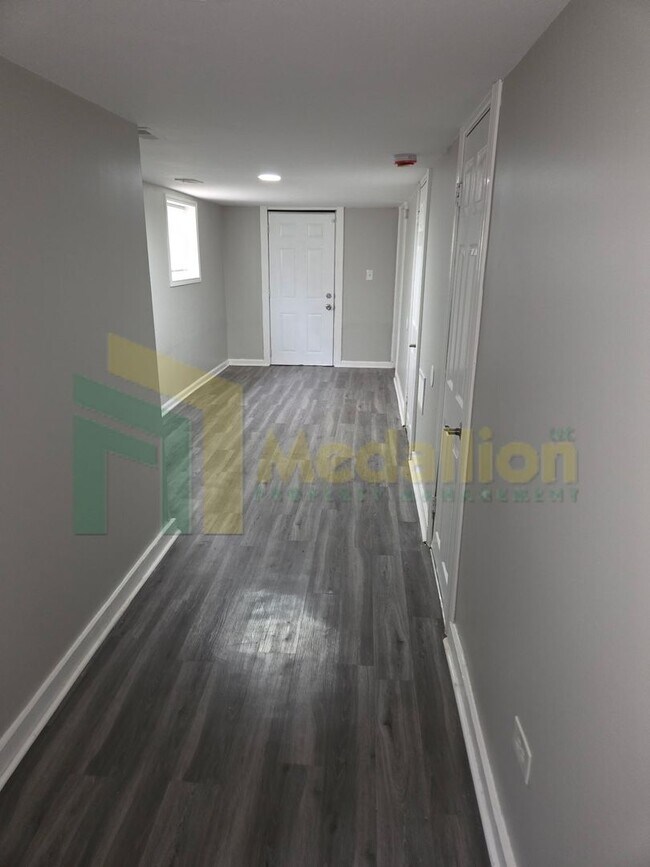 Building Photo - 4-Bedroom Duplex Downstairs unit in 2-Flat with Parking