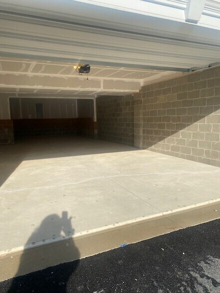 Garage - 183 Lockheed Dr
