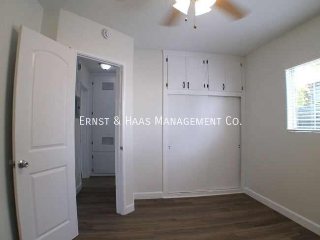 Building Photo - 230 E Hullett St