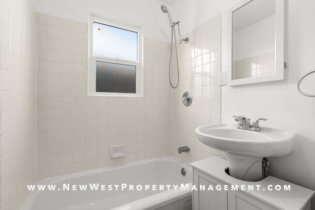 Building Photo - Recently Renovated University Heights 2 Bed 1 Bath with 2 off-street parking spaces! Pet OK!