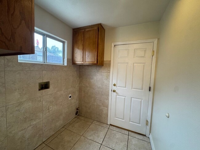 Building Photo - NE Bakersfield home with a sunroom!