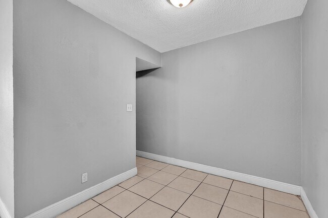 Building Photo - 626 SW 14th Ave