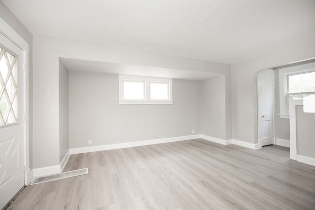 Building Photo - 3-BED, 1 BATH BEAUTIFUL SINGLE- FAMILY HOME IN MAPLE HEIGHTS!