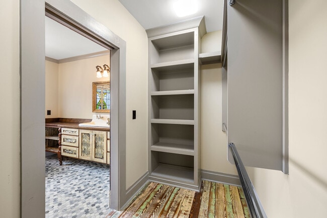 Building Photo - 479 W Park St