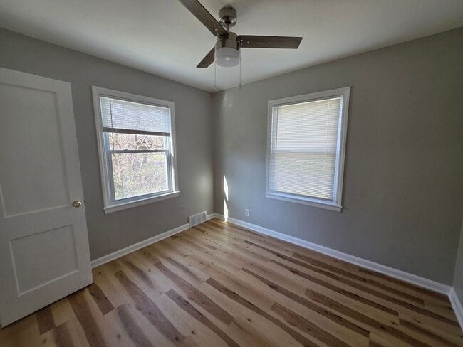 Building Photo - Cozy & Updated Duplex – Close to UMKC, Rockhurst & More